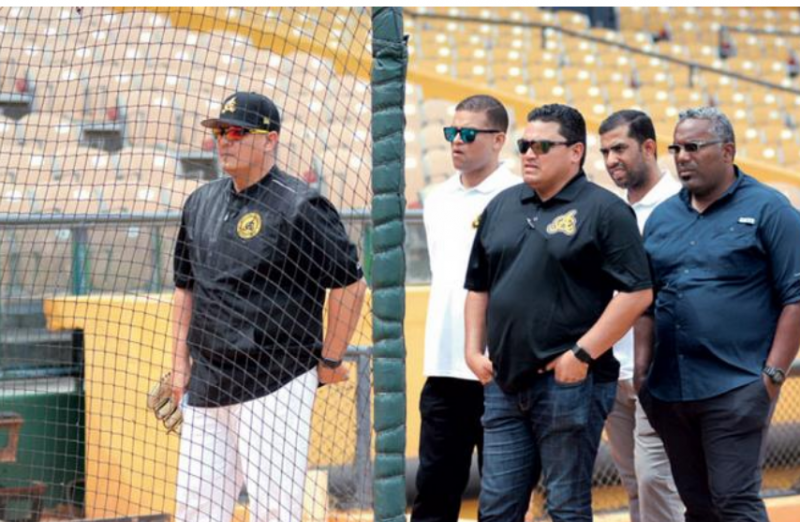 OMAR LOPEZ Y ANGEL OVALLES OBSERVAN LOS ENTRENAMIENTOS JUNTO A PERONAL DE OPERACIONES