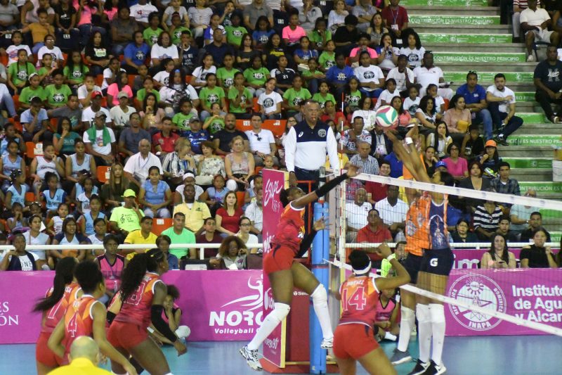 Natalia Martinez del equipo Mirador ataca contra Las Caribenas_ 01 (1)