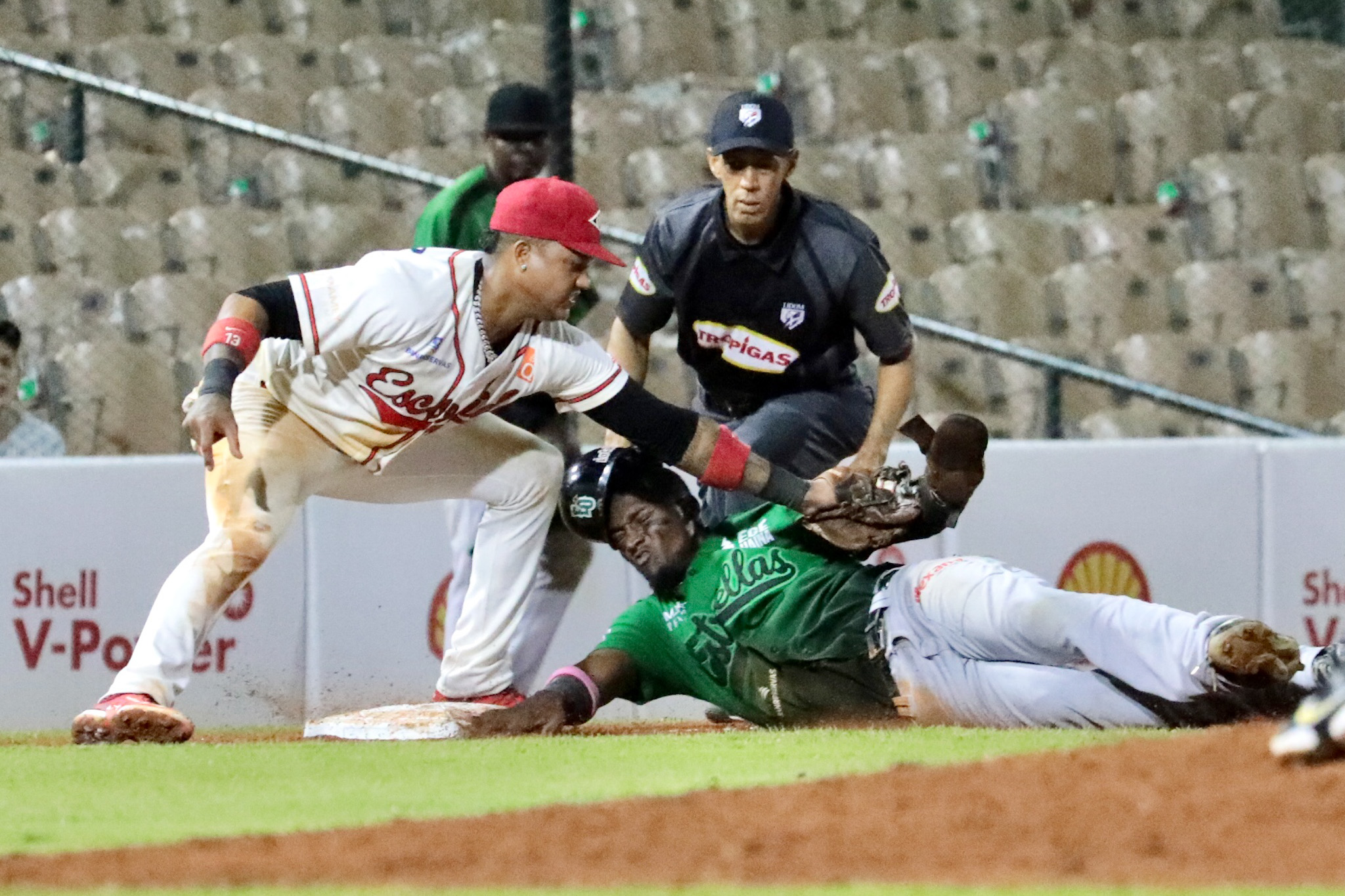 📽️: Estrellas superan al Escogido en apretado partido en el Quisqueya ...